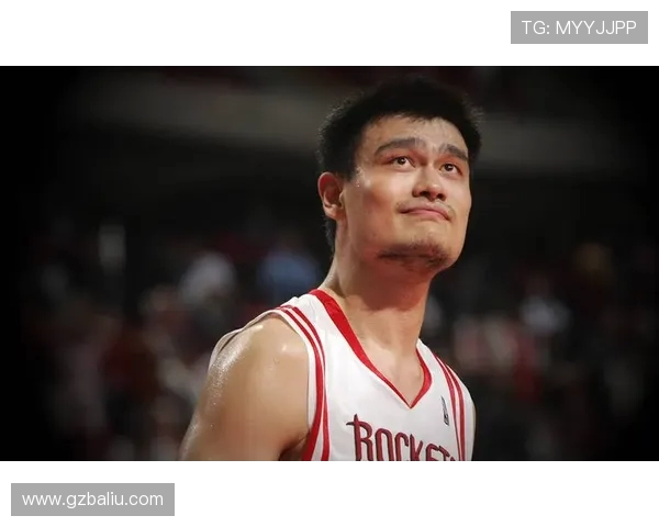 2004年姚明加盟火箭队的传奇之旅与NBA赛场的辉煌瞬间回顾