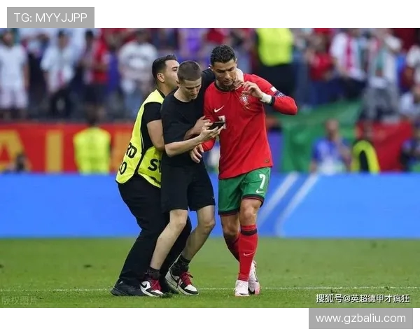 欧冠赛场惊现奇葩瞬间球迷冲入场内抢夺C罗球衣